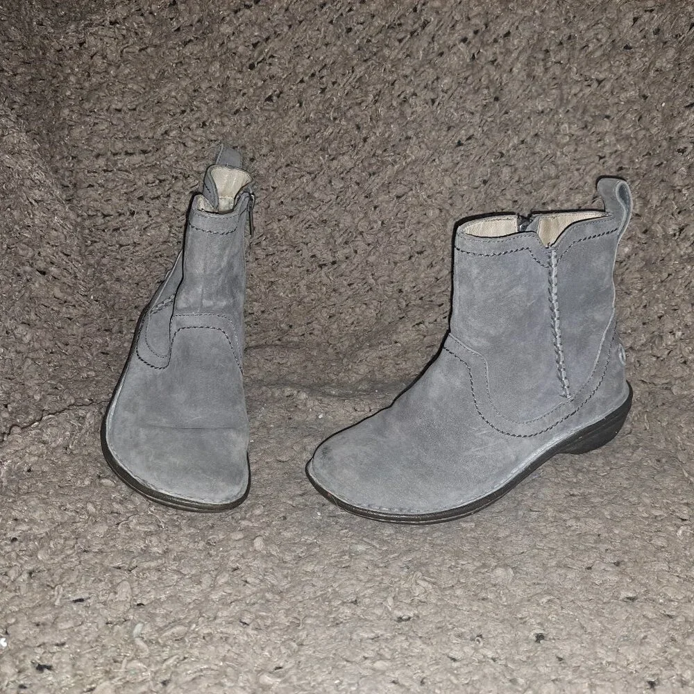 UGG-Neevah-Gray Suede/Shearling Lined-Side Zip Booties-Sz 7-Excellent Excellent